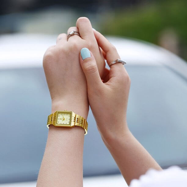 Luxuriöse goldene quadratische Armbanduhr